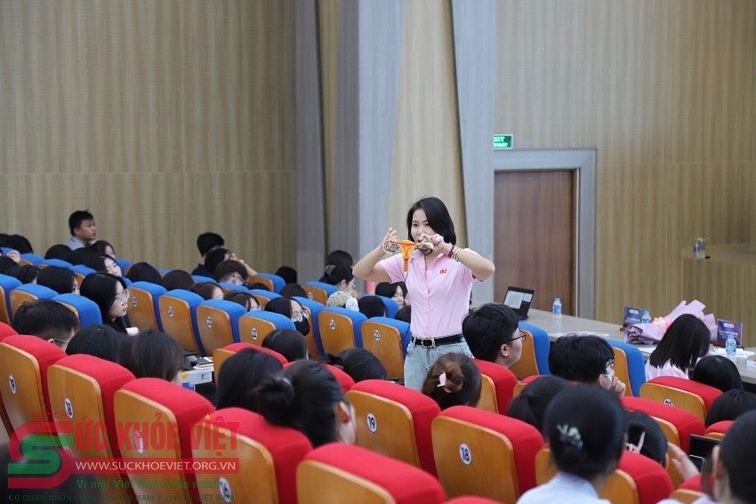 Bác sĩ Cao Thị Hồng Chi trang bị kiến thức khoa học về quan hệ tình dục an toàn, biện pháp tránh thai cho sinh viên.
