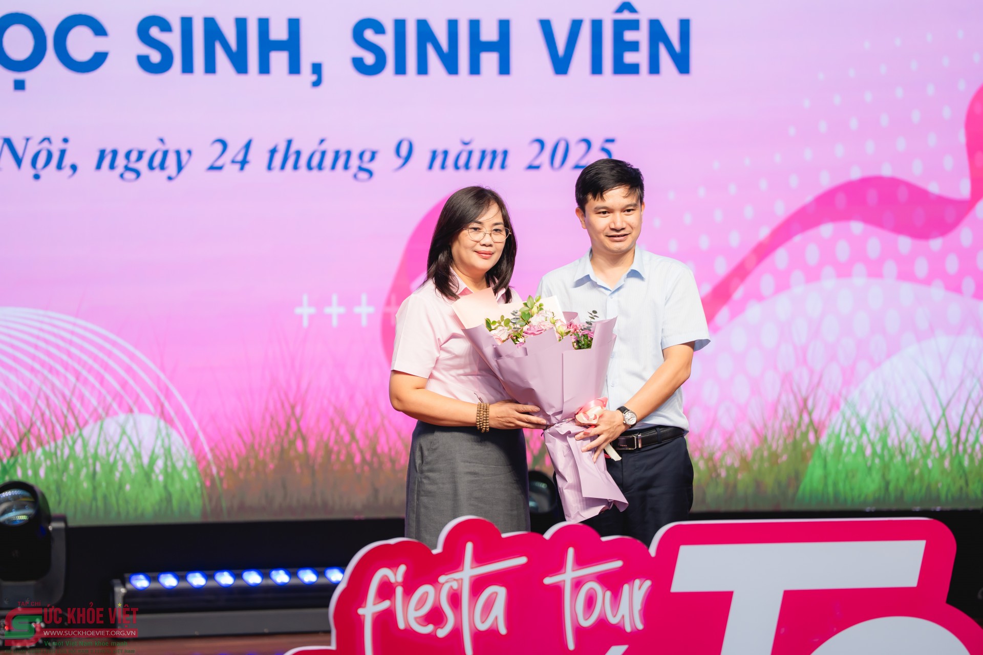 Thạc sĩ, nhà báo Chúc Kim Vinh - Tổng biên tập Tạp chí Sức khoẻ Việt tặng hoa cảm ơn Văn phòng đại diện DKT tại Việt Nam đã tài trợ cho chương trình