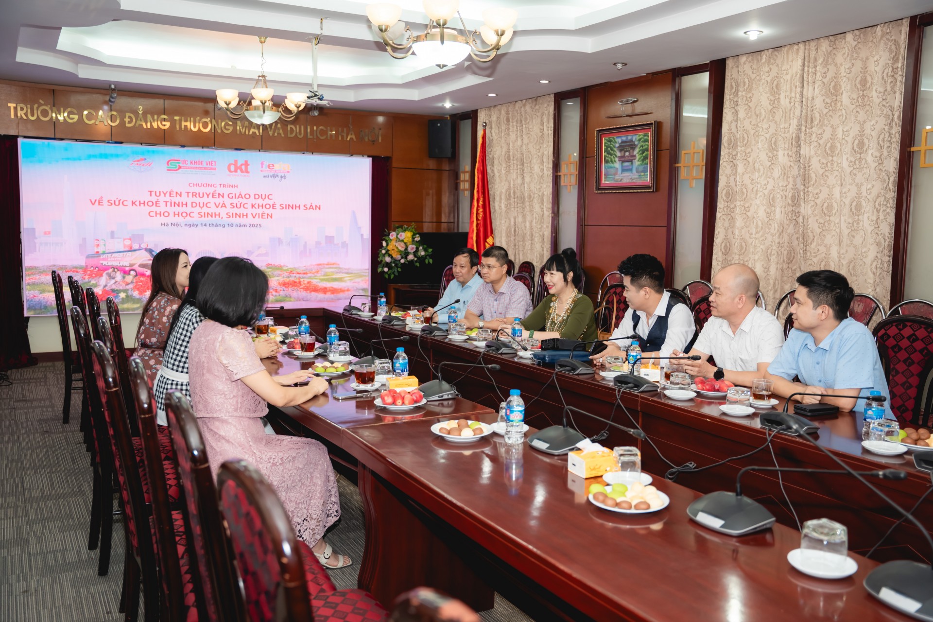 Lan tỏa tri thức – Xây dựng lối sống lành mạnh: Chương trình tuyên truyền SKTD và SKSS cho học sinh, sinh viên Các đại biểu tại chương trình.