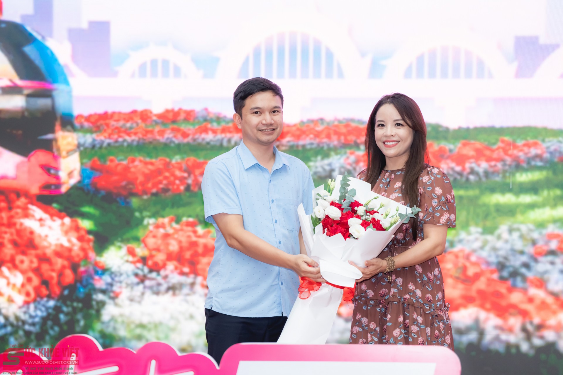 Lan tỏa tri thức – Xây dựng lối sống lành mạnh: Chương trình tuyên truyền SKTD và SKSS cho học sinh, sinh viên ThS. Nhà báo Chúc Kim Vinh – Tổng Biên tập Tạp chí Sức Khỏe Việt tặng hoa cho đại diện nhà trường.