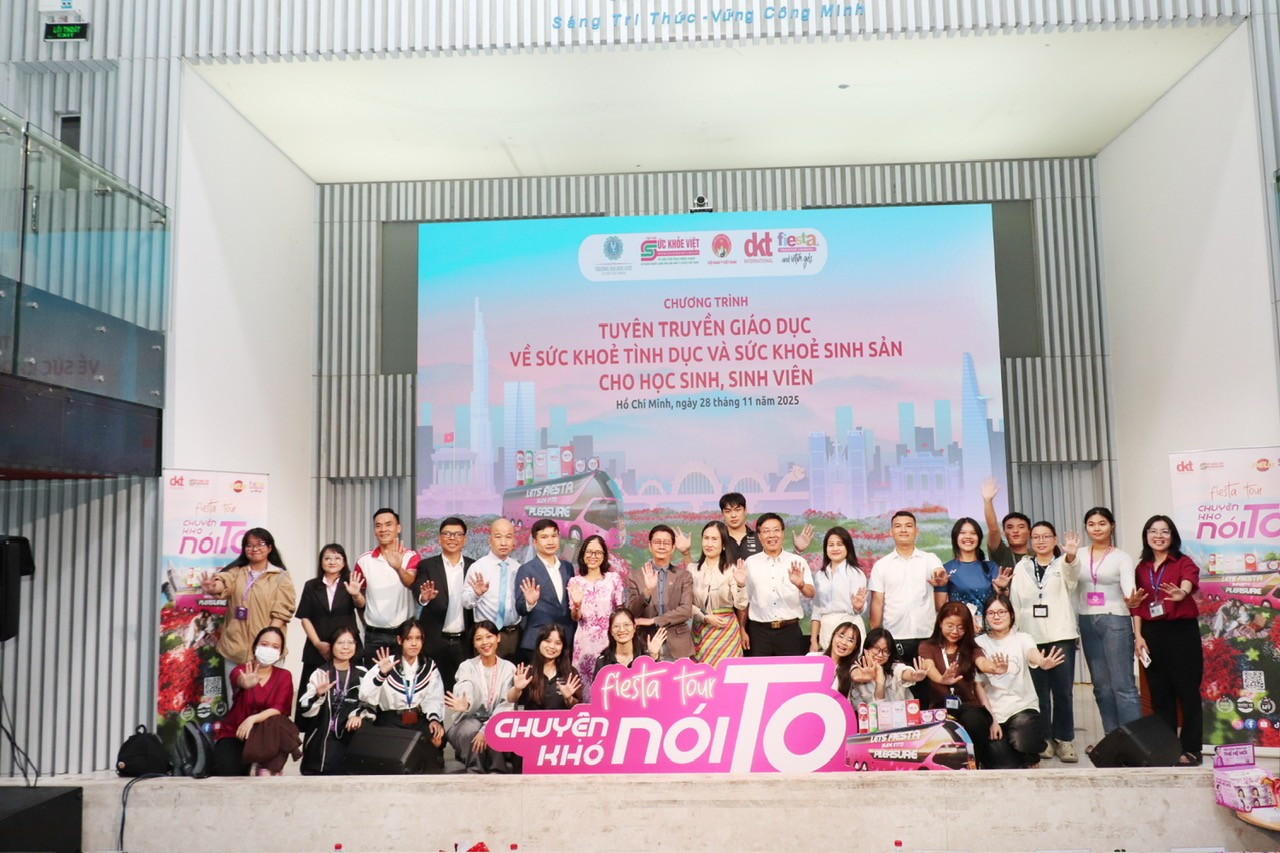 Chụp ảnh lưu niệm tại chương trình