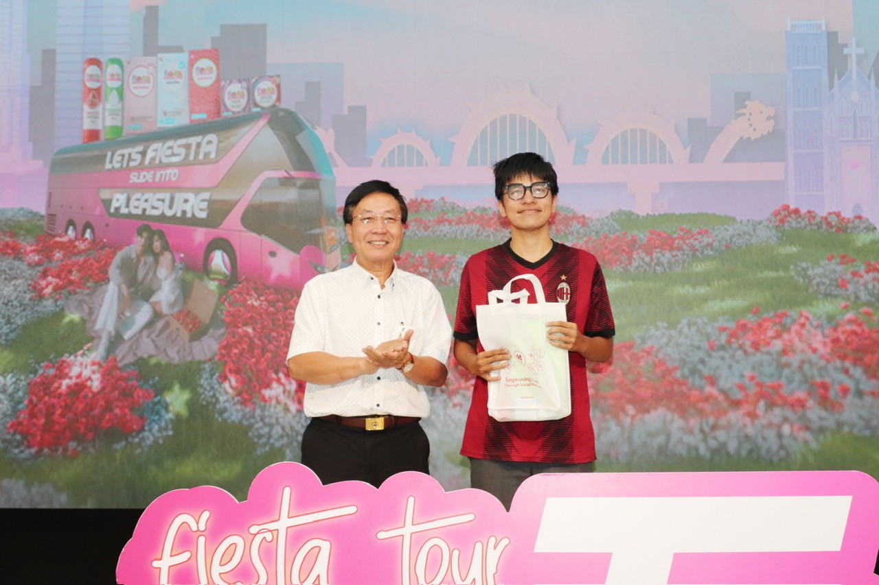 TS. Lê Thế Tài - Đảng Uỷ viên - Chủ tịch công đoàn - Trưởng phòng Công tác sinh viên tặng quà cho sinh viên tham gia mini game tại chương trinh.