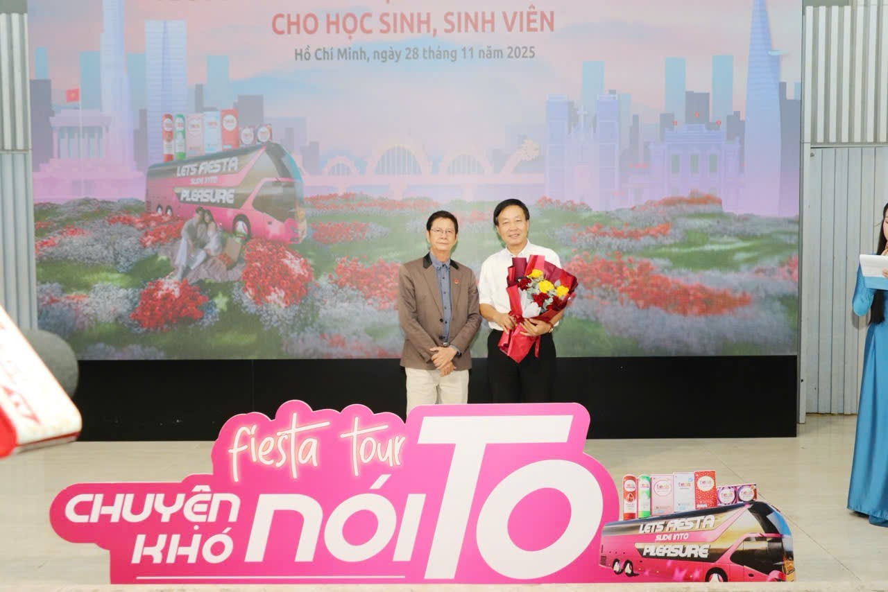 TS. Nguyễn Thành Nghiệp- Phó Chủ tịch Hội Nam Y Việt Nam tặng hoa nhà trường