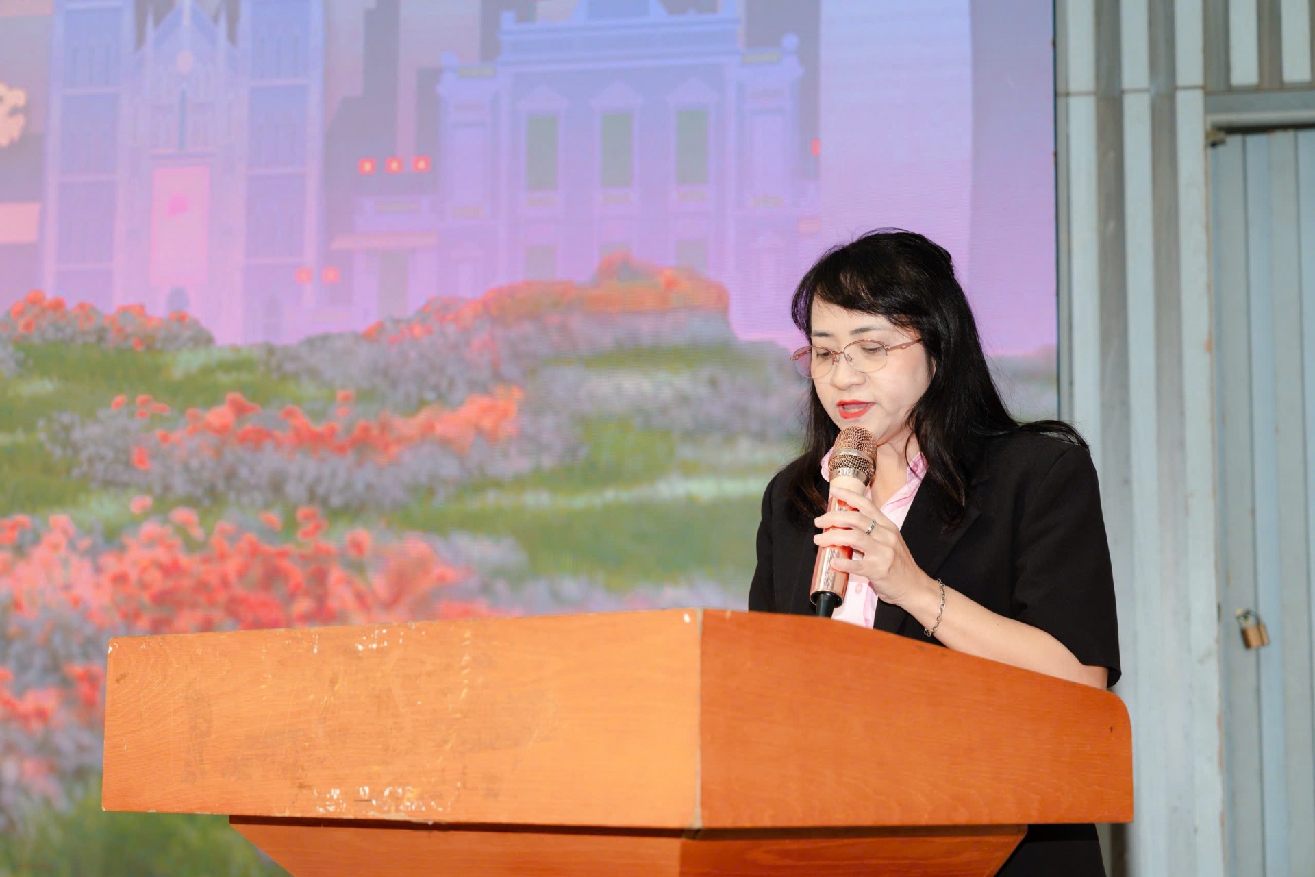 Bà Nguyễn Thị Mỹ Ngọc - Giám đốc sản phẩm cấp cao của DKT Việt Nam chia sẻ tại chương trình.