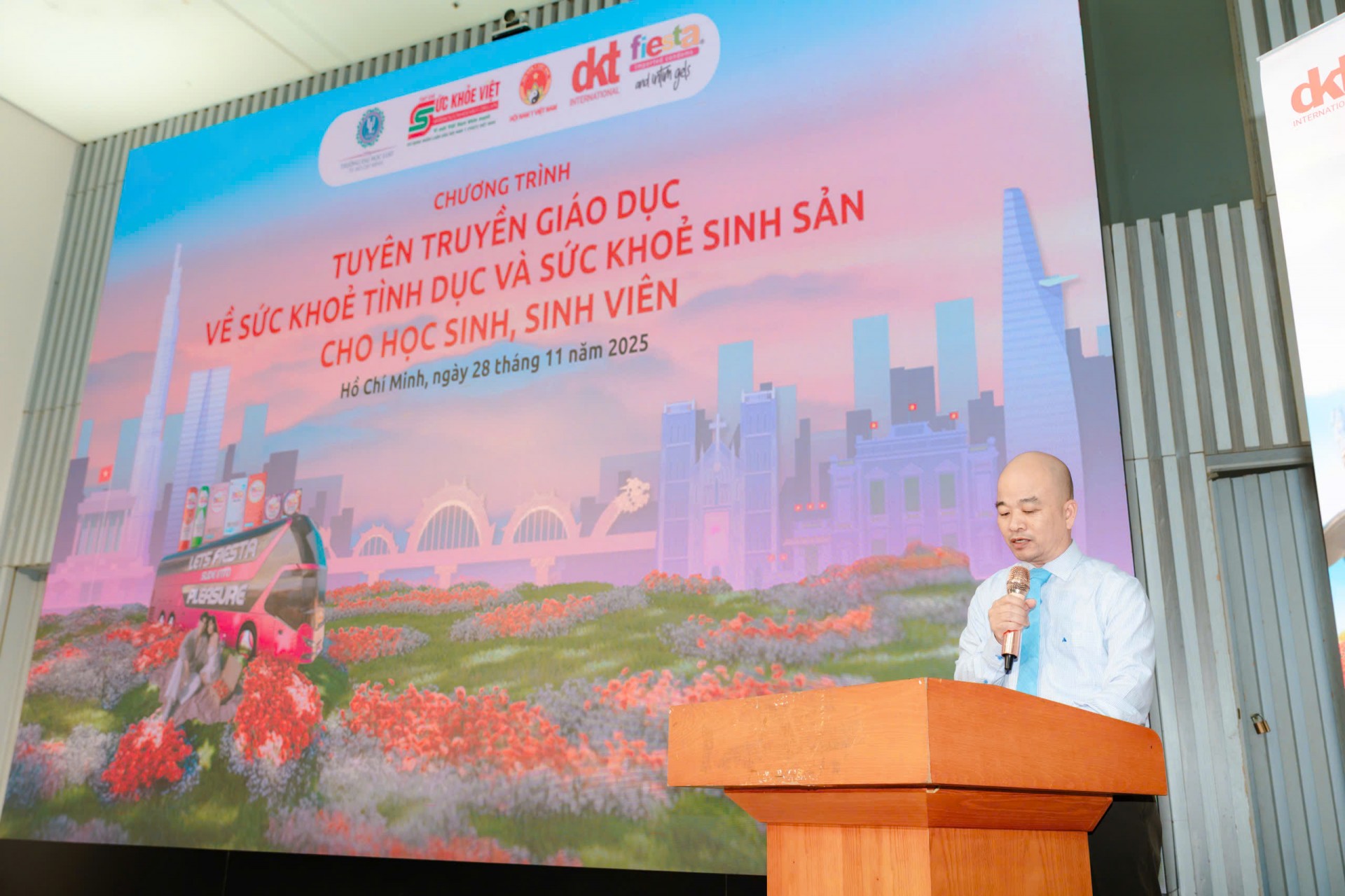 Nhà báo Nguyễn Đình Khải – Phó Tổng Biên tập Tạp chí Sức Khỏe Việt, Trưởng Ban Tổ chức phát biểu khai mạc chương trình.