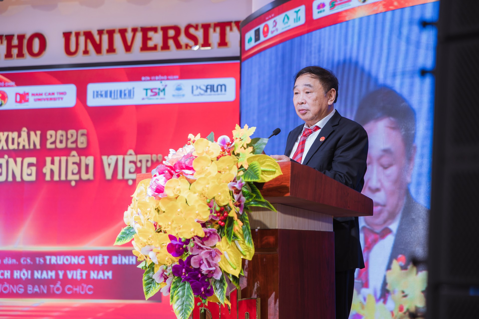 GS.TS. TTND Trương Việt Bình – Chủ tịch Hội Nam Y Việt Nam- Trưởng ban tổ chức phát biểu khai mạc chương trình.