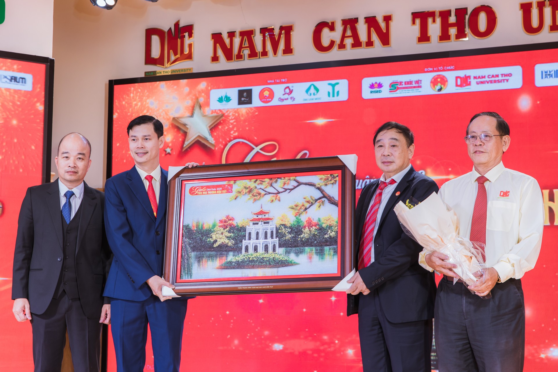 Đại diện Ban Tổ chức tặng quà lưu niệm cho nhà trường