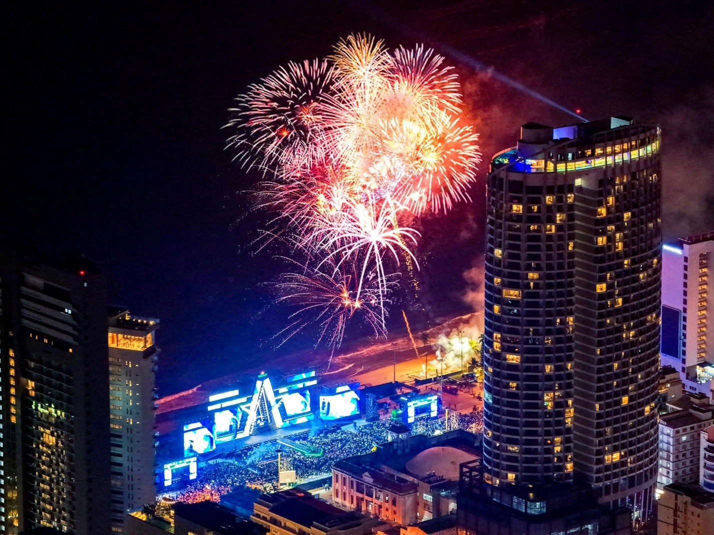 le hoi phao hoa 9999