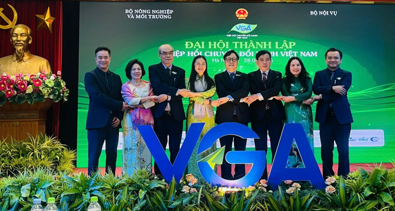 Ban lãnh đạo Hiệp hội Chuyển đổi xanh Việt Nam gồm Chủ tịch và 7 Phó Chủ tịch Hiệp hội. Ảnh: TA/Báo Công Thương