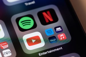 Đề xuất phạt đến 50 triệu đồng nếu bán tài khoản YouTube, Netflix, Spotify dùng chung