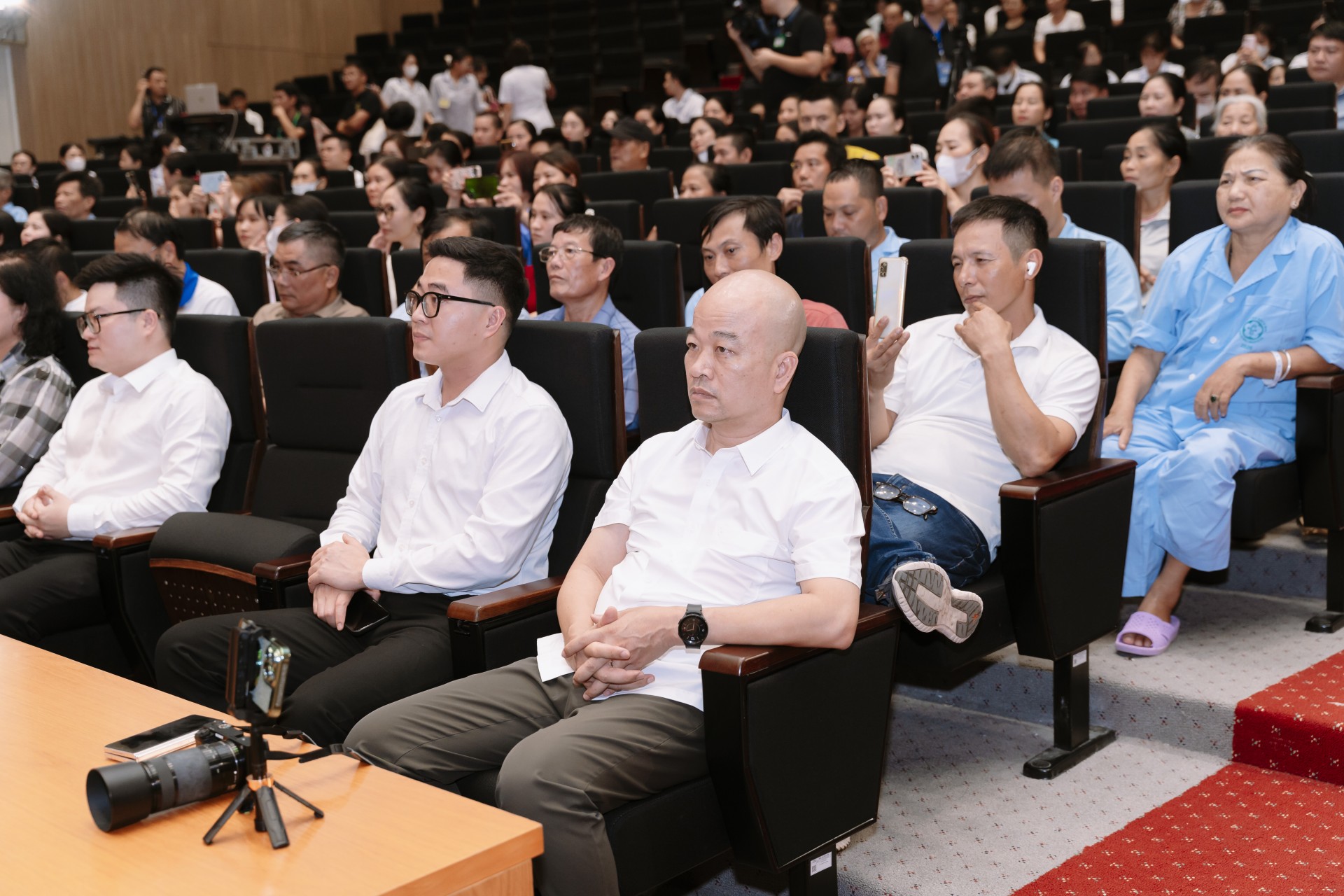 Khúc Ca Blouse Trắng 2026": Giai Điệu Từ Tâm Khơi Mầm Hy Vọng Tại Bệnh Viện Bạch Mai Cơ Sở Ninh Bình Các đại biểu, Cán bộ Y tế và Bệnh nhân tham dự chương trình