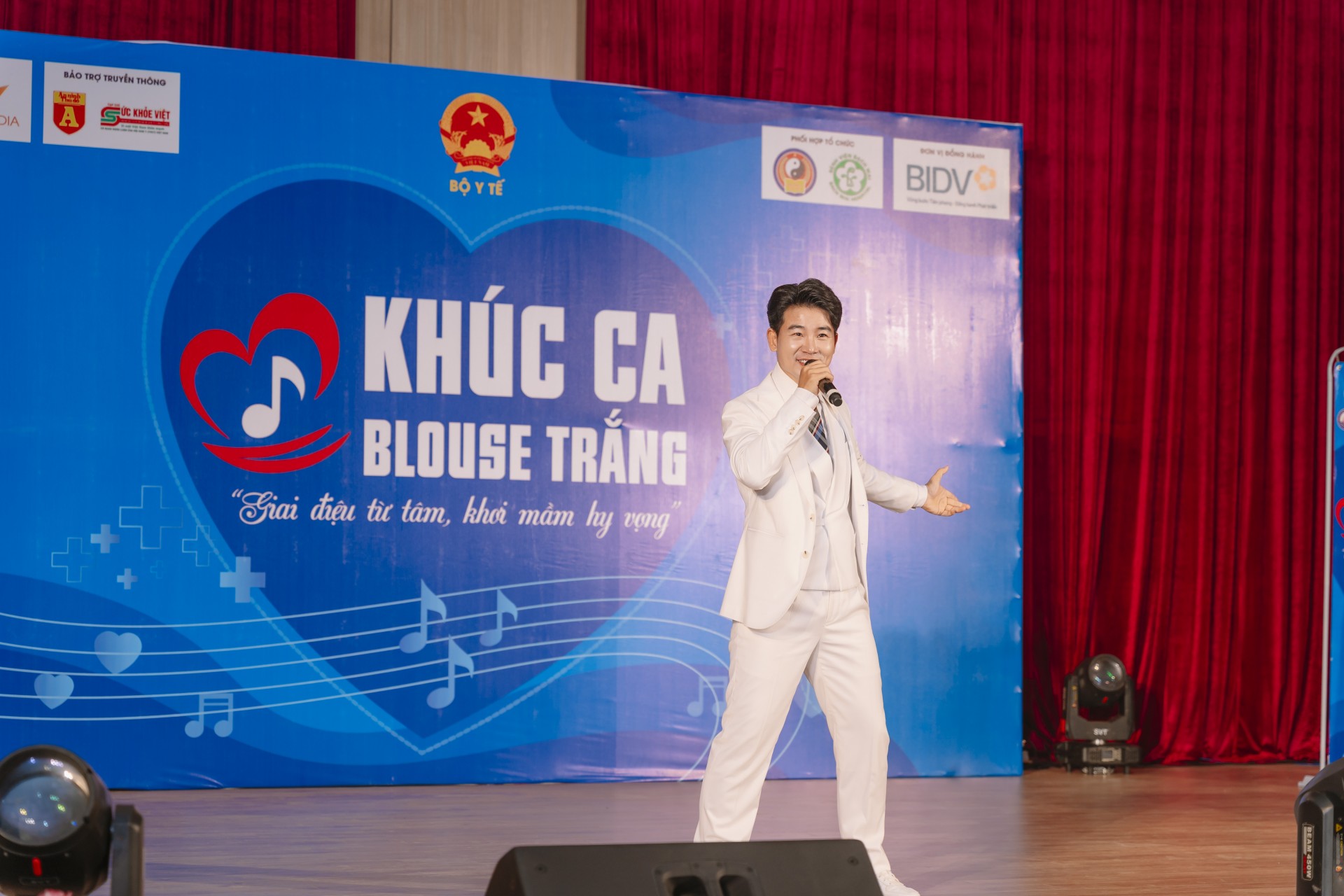 Khúc Ca Blouse Trắng 2026": Giai Điệu Từ Tâm Khơi Mầm Hy Vọng Tại Bệnh Viện Bạch Mai Cơ Sở Ninh Bình Những tiết mục văn nghệ đặc sắc được các nghệ sĩ, ca sĩ hát tặng đội ngũ CBNV Bệnh viện và người bệnh