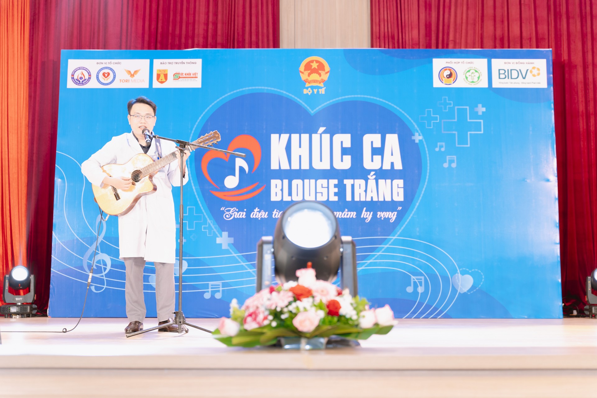 Khúc Ca Blouse Trắng 2026": Giai Điệu Từ Tâm Khơi Mầm Hy Vọng Tại Bệnh Viện Bạch Mai Cơ Sở Ninh Bình Dược sĩ Vương Hoàng Hùng gửi lời ca đến người bệnh thông qua chương trình