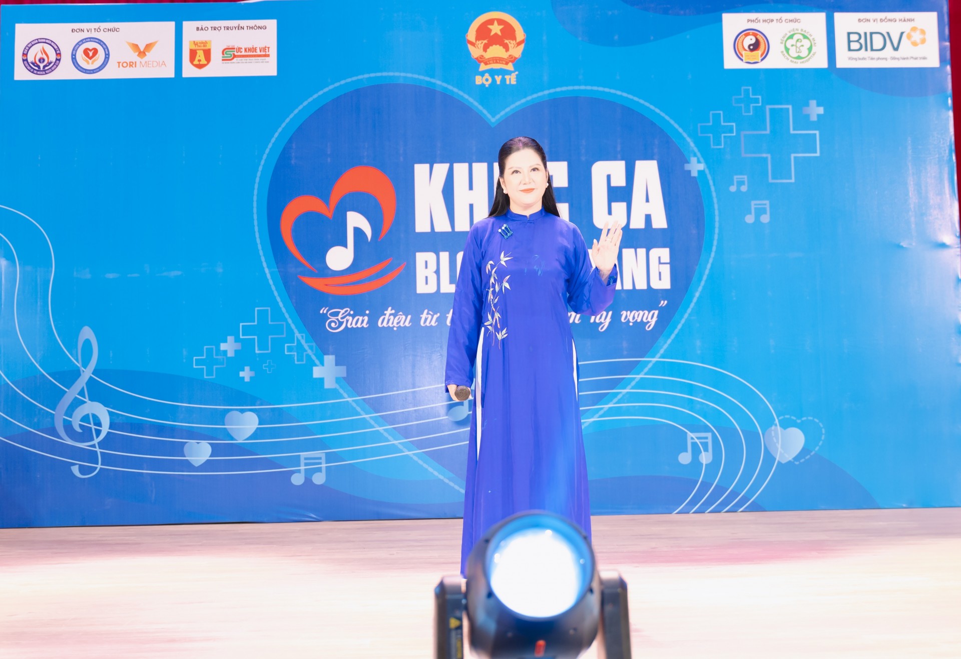 Khúc Ca Blouse Trắng 2026": Giai Điệu Từ Tâm Khơi Mầm Hy Vọng Tại Bệnh Viện Bạch Mai Cơ Sở Ninh Bình Ca sĩ Đinh Hiền Anh biểu diễn tại chương trình