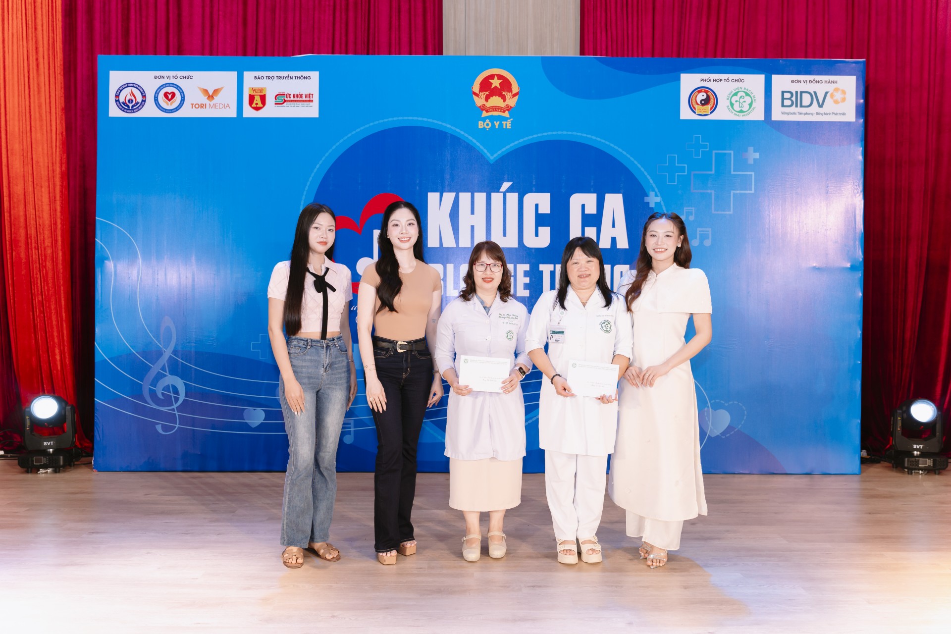 Khúc Ca Blouse Trắng 2026": Giai Điệu Từ Tâm Khơi Mầm Hy Vọng Tại Bệnh Viện Bạch Mai Cơ Sở Ninh Bình Đại diện Bộ Y tế, Ngân hàng BIDV và các người đẹp tặng quà cho các Bệnh nhân đang điều trị tại Bệnh viện Bạch Mai cơ sở 2 Ninh Bình
