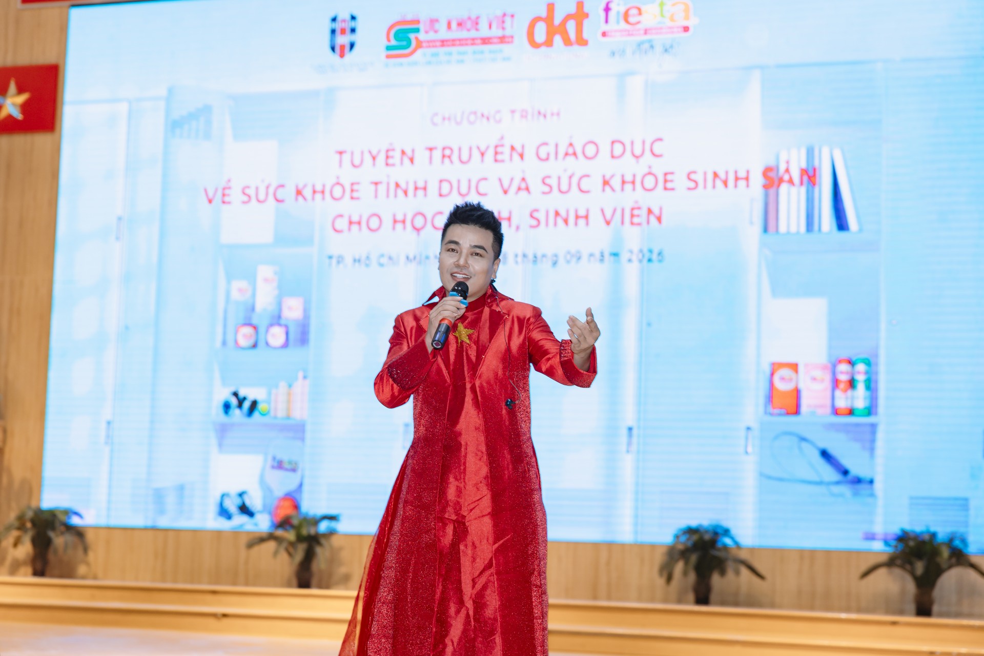 Trường Đại học Ngân hàng TP.HCM với chương trình truyền thông giáo dục Sức khỏe Tình dục và Sức khỏe Sinh sản “Chuyện khó nói to” Ca sĩ Châu Á David Le với tiết mục văn nghệ chào mừng sự kiện