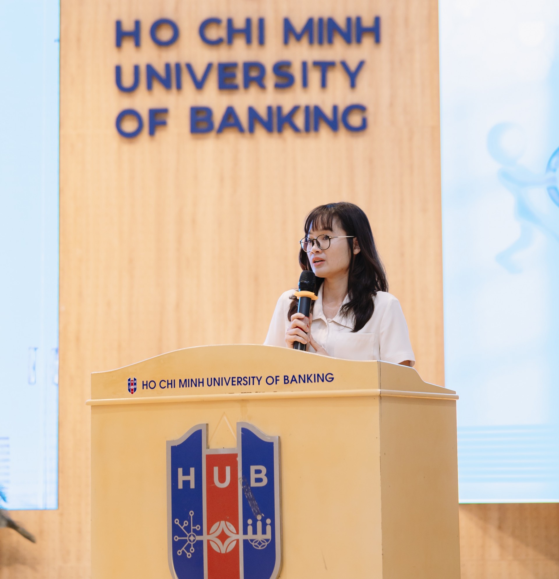 Trường Đại học Ngân hàng TP.HCM với chương trình truyền thông giáo dục Sức khỏe Tình dục và Sức khỏe Sinh sản “Chuyện khó nói to” Bà Hoàng Thị Tuyền - Phó Giám đốc điều hành Trung tâm Sinh viên & Quan hệ doanh nghiệp phát biểu tại chương trình