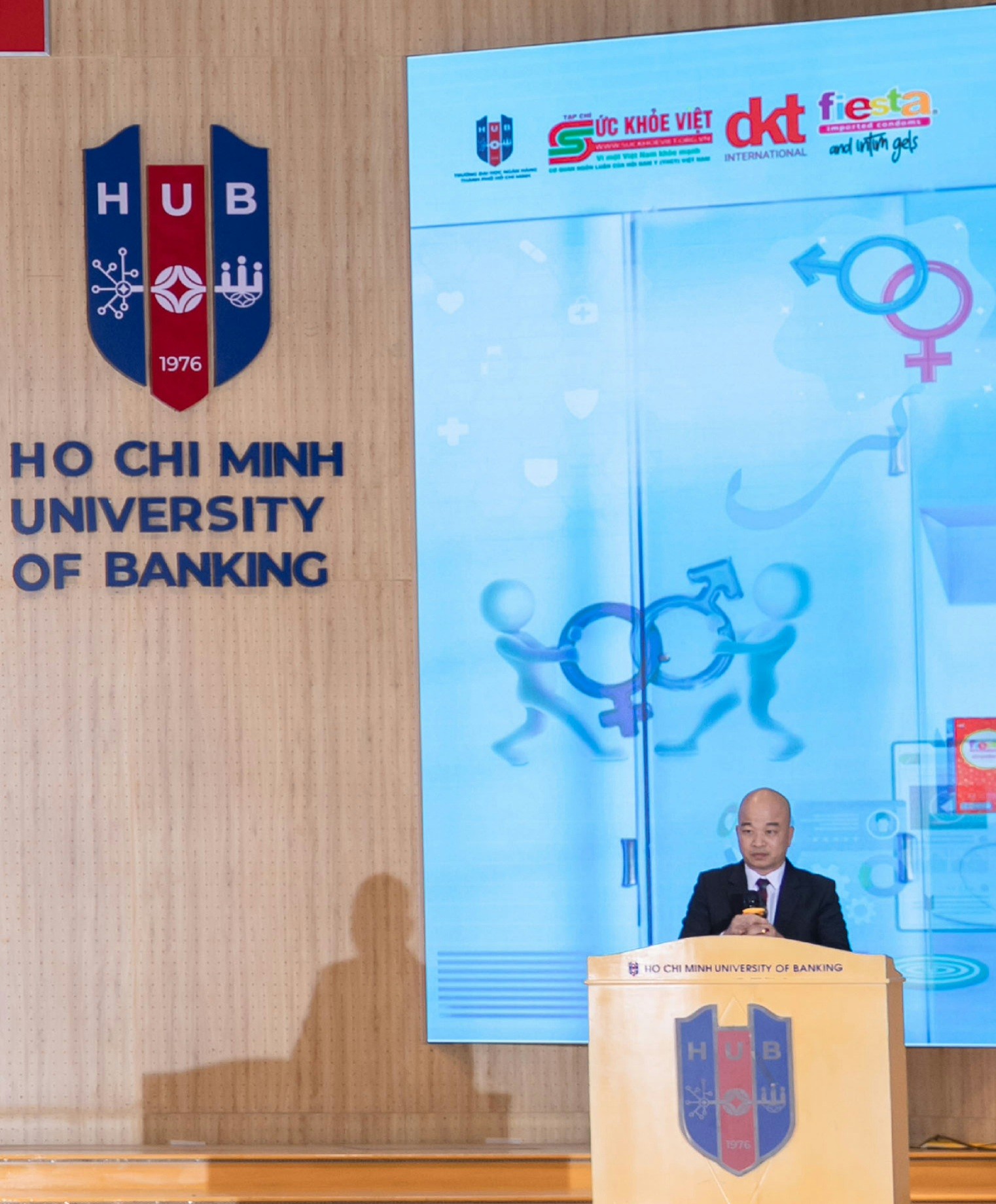 Trường Đại học Ngân hàng TP.HCM với chương trình truyền thông giáo dục Sức khỏe Tình dục và Sức khỏe Sinh sản “Chuyện khó nói to” Nhà báo Nguyễn Đình Khải- Phó TBT Tạp chí Sức Khỏe Việt, Trưởng Ban Tổ chức chương trình phát biểu khai mạc chương trình