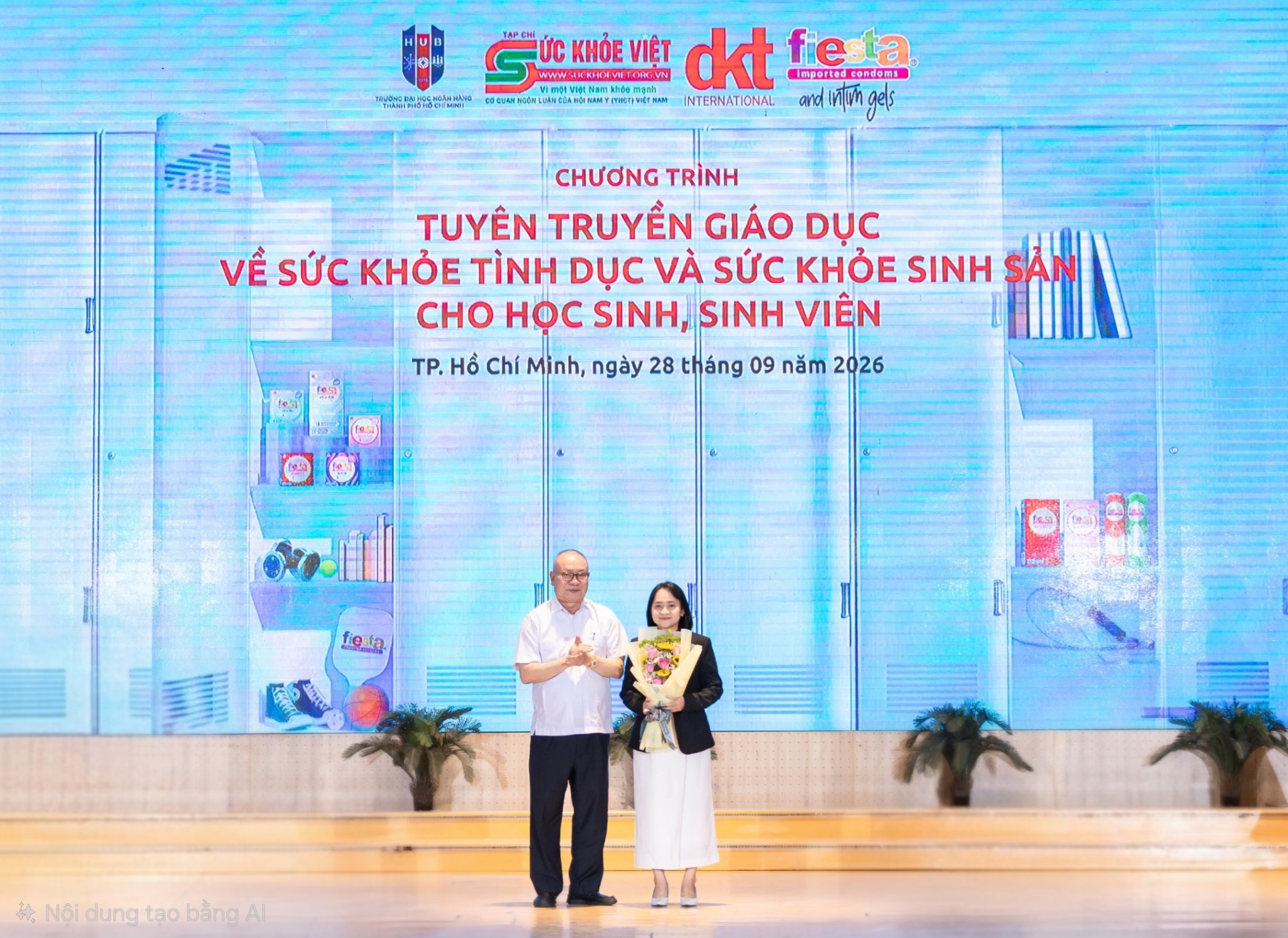 Trường Đại học Ngân hàng TP.HCM với chương trình truyền thông giáo dục Sức khỏe Tình dục và Sức khỏe Sinh sản “Chuyện khó nói to” TS.Doanh nhân Nguyễn Mạnh Thản- Phó Chủ tịch thường trực Hội Nam Y Việt Nam tặng hoa cảm ơn nhà tài trợ DKT International Việt Nam đã đồng hành cùng chương trình