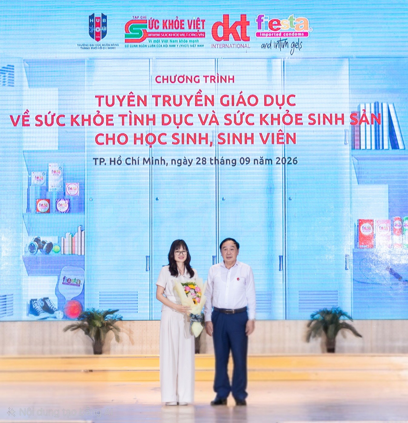 Trường Đại học Ngân hàng TP.HCM với chương trình truyền thông giáo dục Sức khỏe Tình dục và Sức khỏe Sinh sản “Chuyện khó nói to” TTNDTGS.TS Trương Việt Bình- Chủ tịch Hội Nam Y Việt Nam tặng hoa cảm ơn nhà trường
