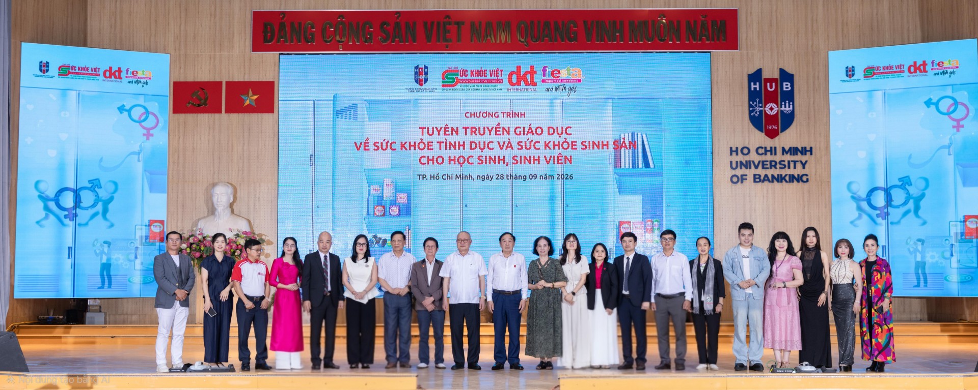 Trường Đại học Ngân hàng TP.HCM với chương trình truyền thông giáo dục Sức khỏe Tình dục và Sức khỏe Sinh sản “Chuyện khó nói to” Đại diện BTC và các đơn vị khách mời chụp ảnh lưu niệm