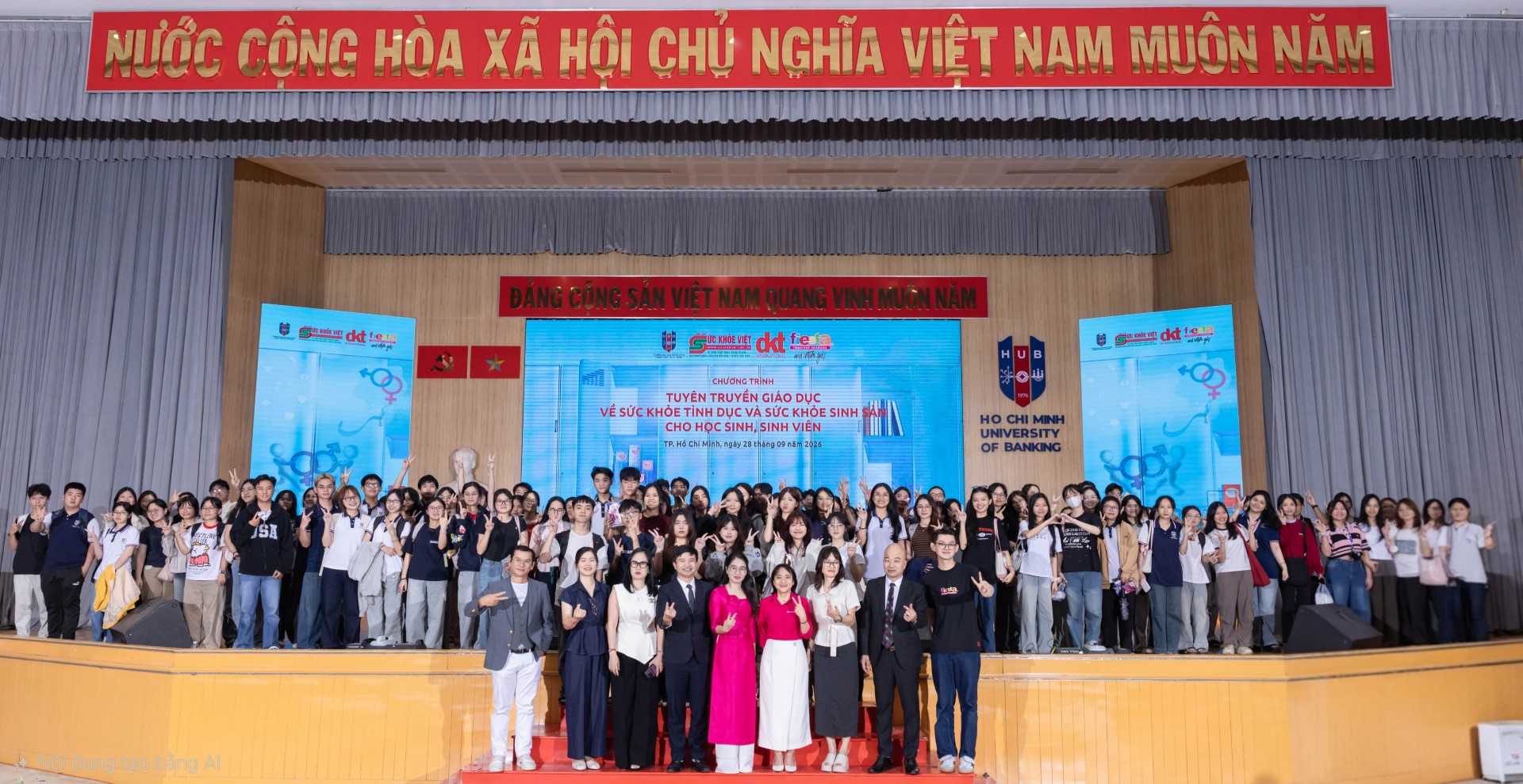 Trường Đại học Ngân hàng TP.HCM với chương trình truyền thông giáo dục Sức khỏe Tình dục và Sức khỏe Sinh sản “Chuyện khó nói to” Các Đại biểu và Sinh viên Đại học Ngân hàng TP HCM chụp ảnh lưu niệm