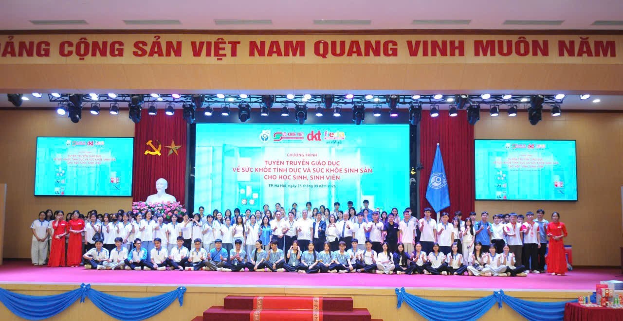Trang bị kiến thức sức khỏe sinh sản cho giới trẻ: Khi "Chuyện khó, nói to" trở thành chìa khóa tự chủ tương lai Ban Tổ chức, CBGV và Sinh viên Trường ĐHKTKTCN, Đơn vị Tài trợ và Đại biểu khách mời cùng chụp ảnh lưu niệm