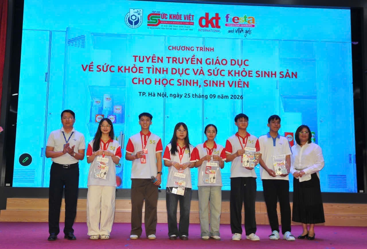 Trang bị kiến thức sức khỏe sinh sản cho giới trẻ: Khi "Chuyện khó, nói to" trở thành chìa khóa tự chủ tương lai Các em Sinh viên tham gia mini game, trả lời câu hỏi và nhận quà tại chương trình