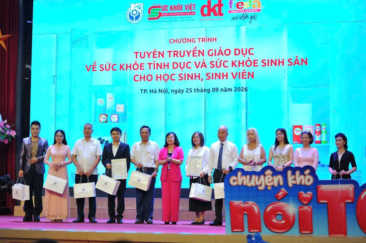 Trang bị kiến thức sức khỏe sinh sản cho giới trẻ: Khi "Chuyện khó, nói to" trở thành chìa khóa tự chủ tương lai Đại diện BGH Nhà trường trao thư cảm ơn cho đơn vị tổ chức, đơn vị tài trợ và tặng quà cho các Đại biểu khách mời