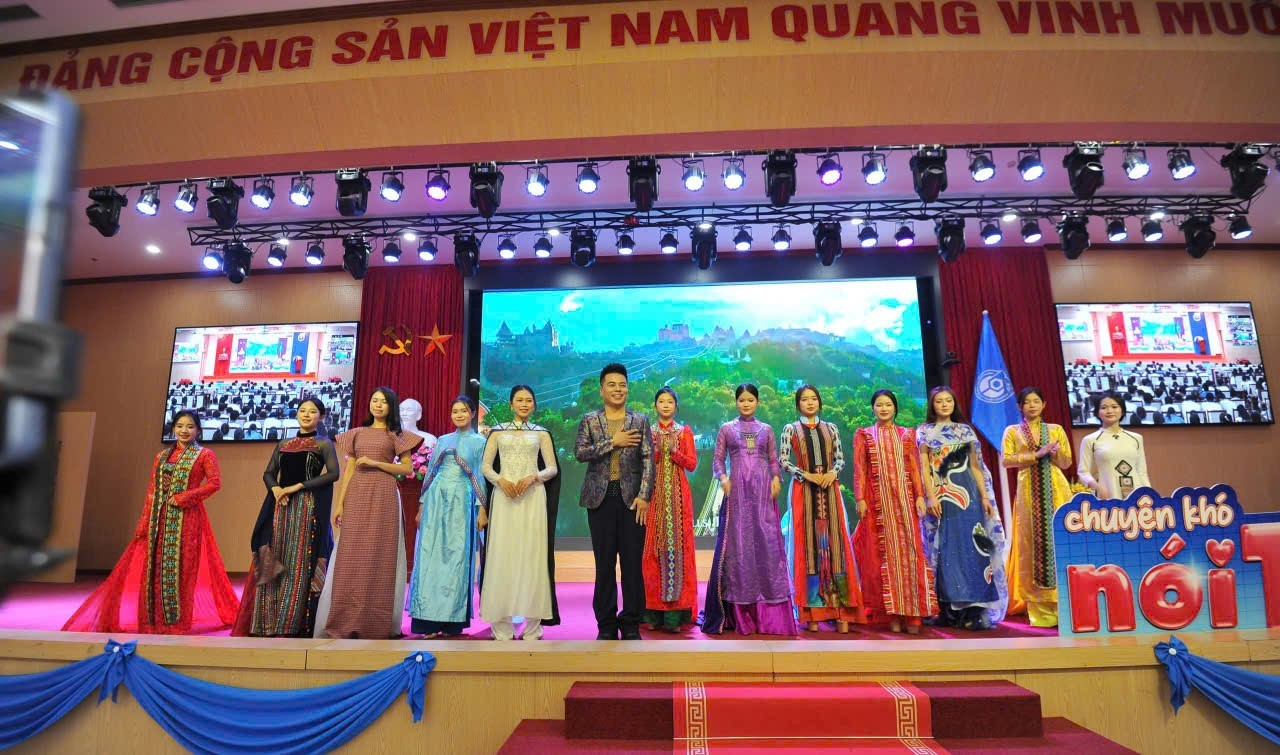 Trang bị kiến thức sức khỏe sinh sản cho giới trẻ: Khi "Chuyện khó, nói to" trở thành chìa khóa tự chủ tương lai Các em Sinh viên Trường ĐH Kinh tế Kỹ thuật Công nghiệp tham gia trình diễn Áo dài của NTK, Ca sĩ Châu Á David Le